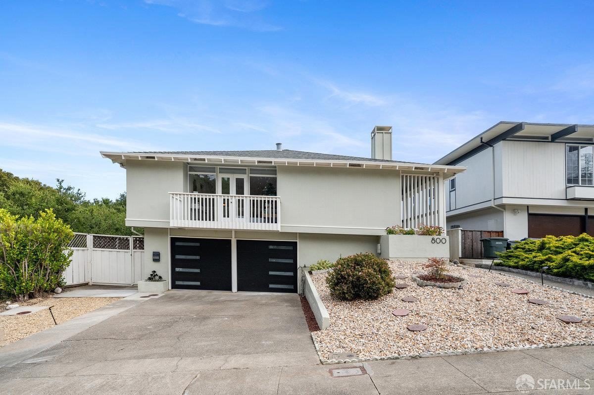 800 Larkspur Drive