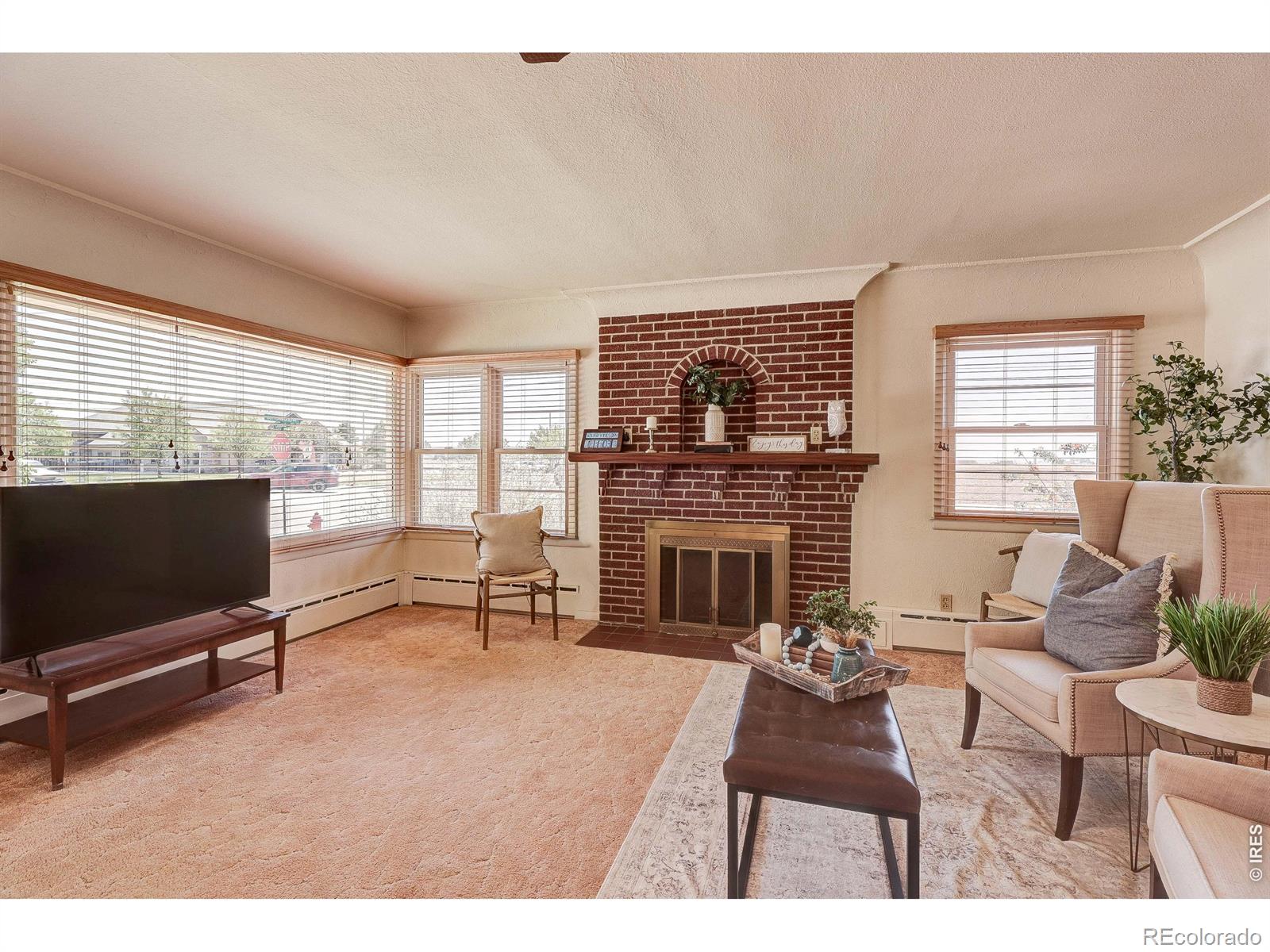 4 Cottonwood Avenue
