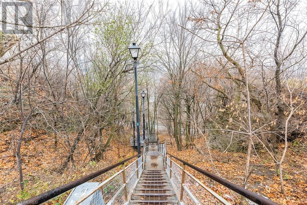 174 MOUNTAIN PARK Avenue Unit# 6 EAST