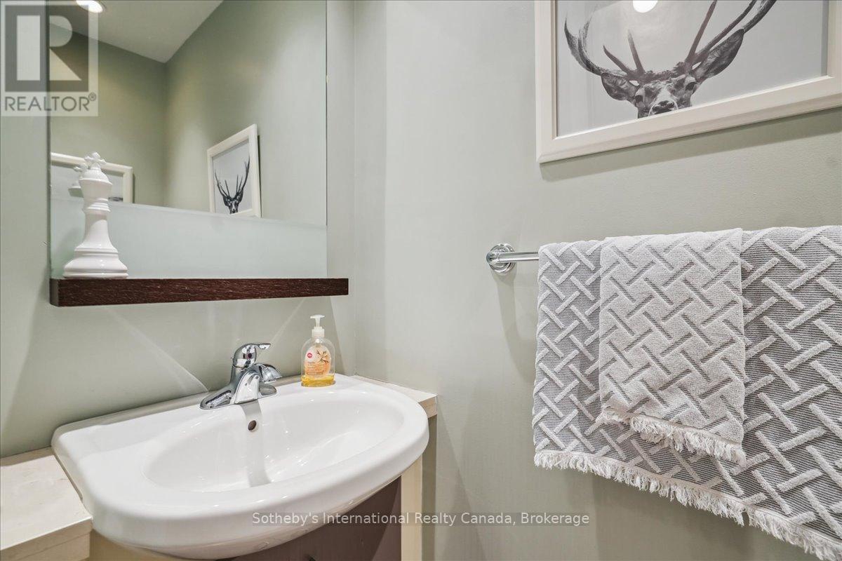 1804 - 218 QUEENS QUAY W