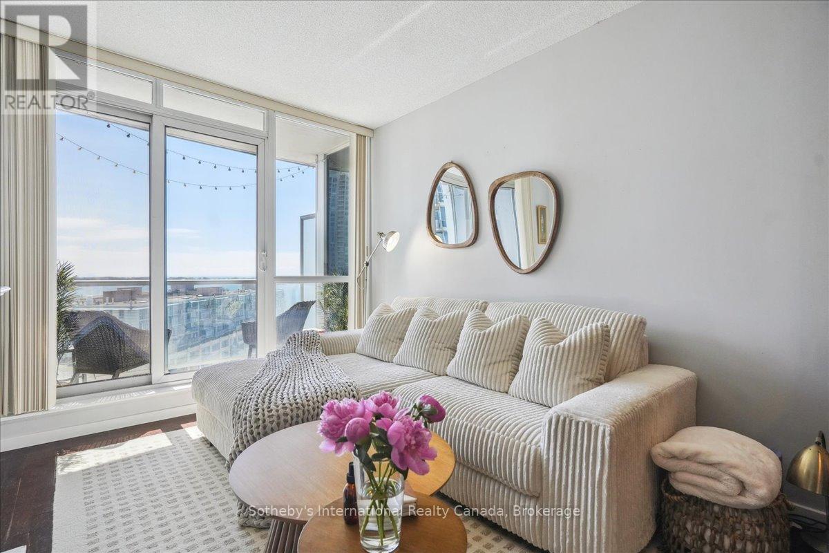 1804 - 218 QUEENS QUAY W