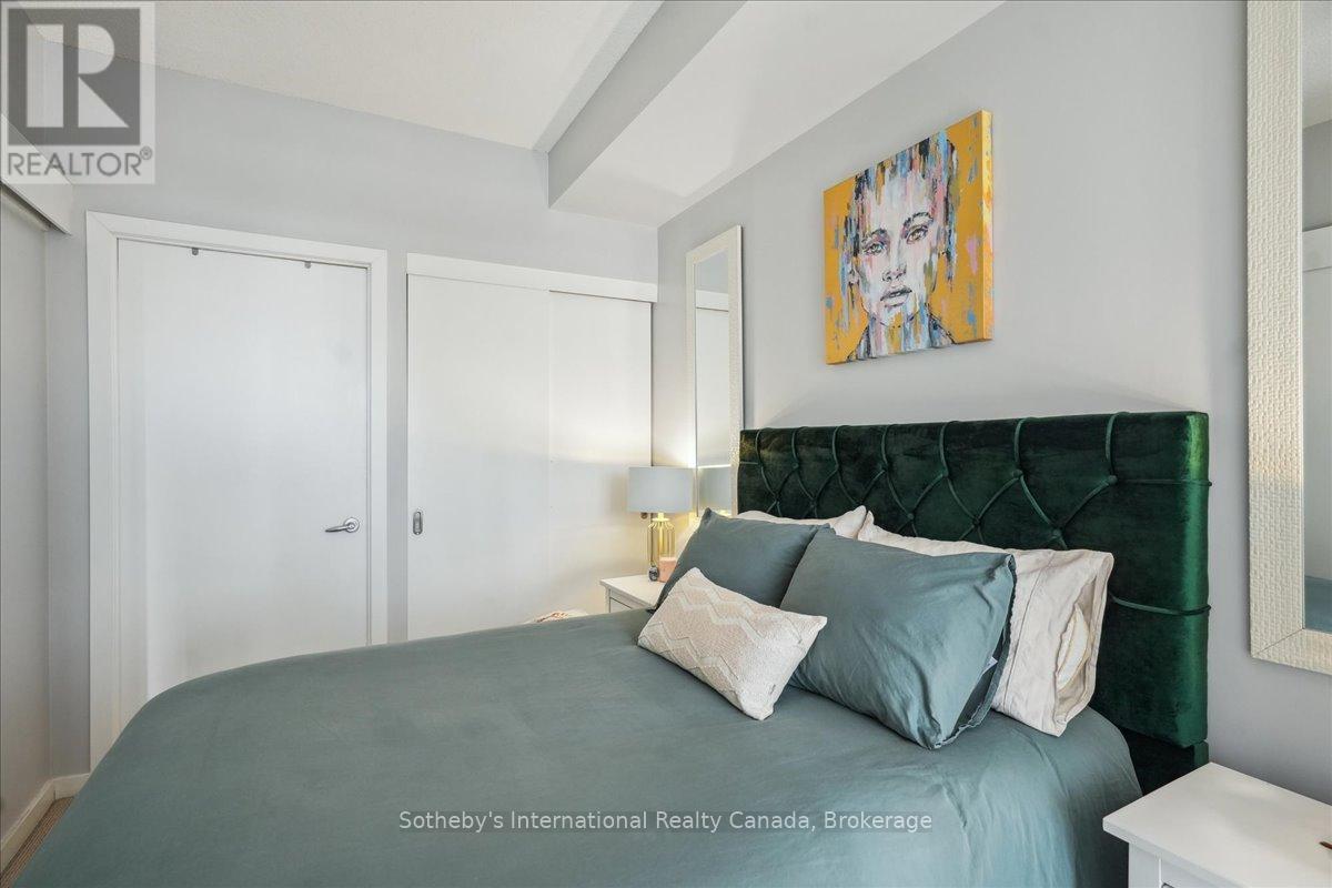 1804 - 218 QUEENS QUAY W