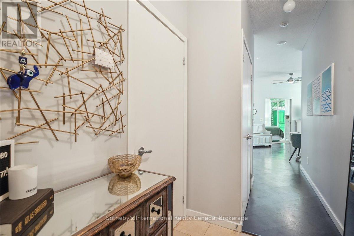 1804 - 218 QUEENS QUAY W