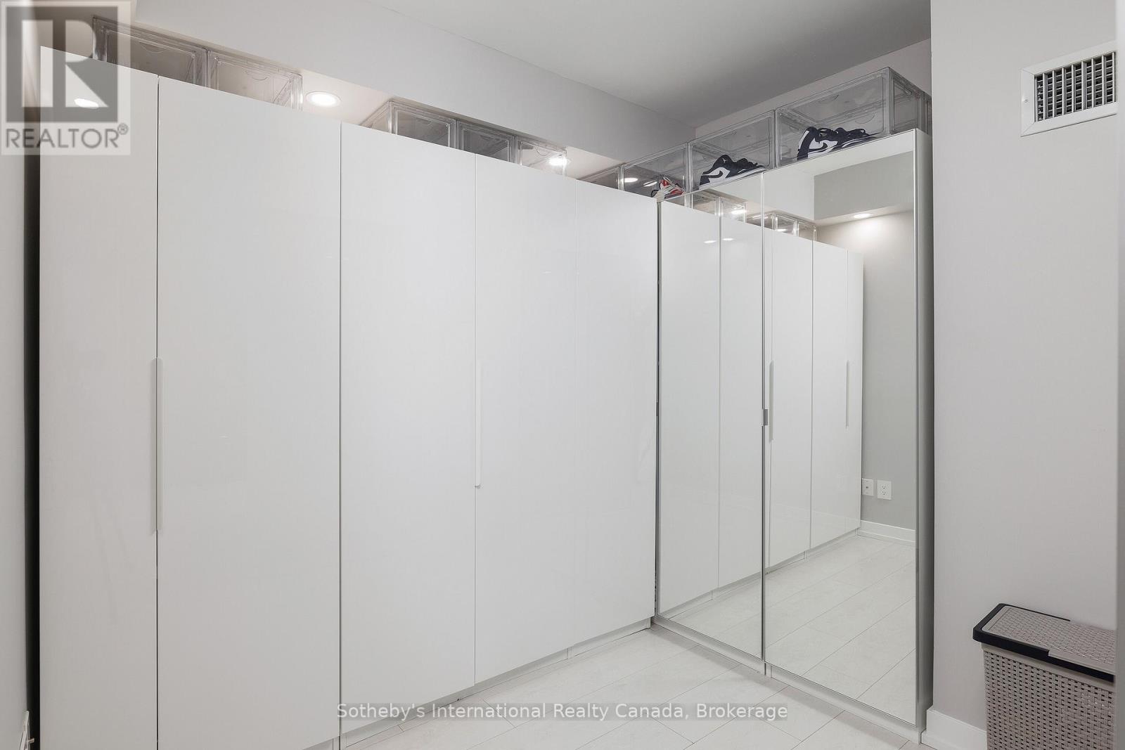 2608 - 19 WESTERN BATTERY ROAD