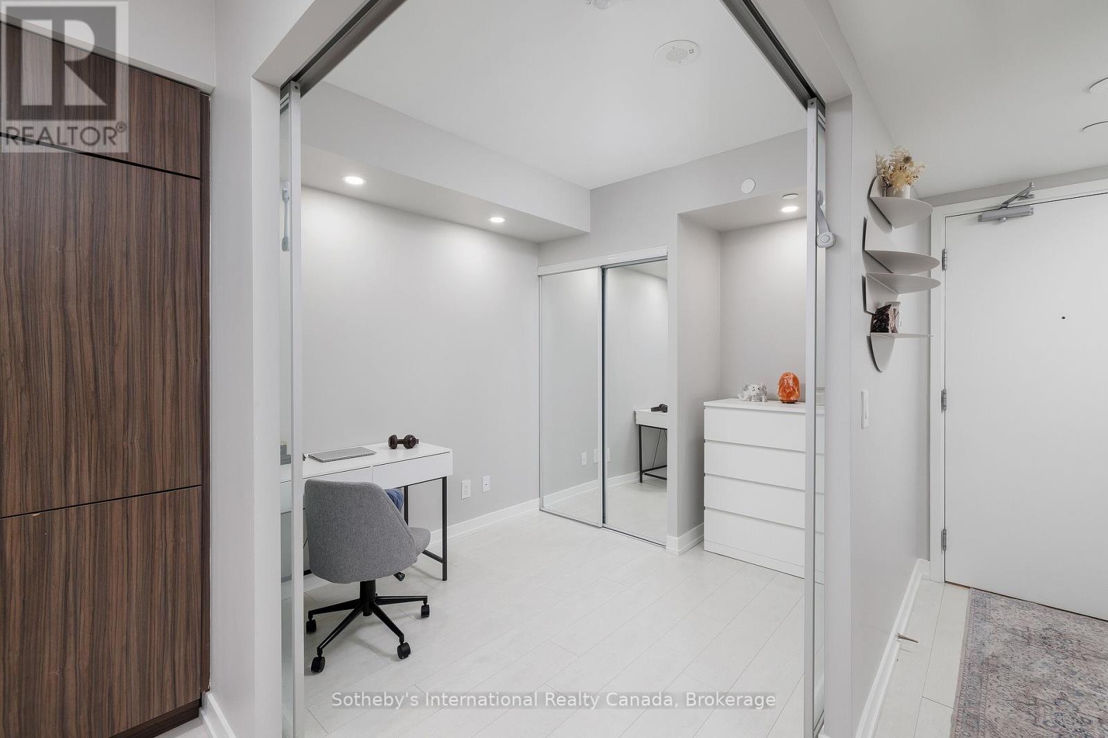 2608 - 19 WESTERN BATTERY ROAD