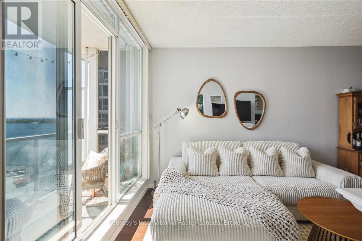 1804 - 218 QUEENS QUAY W