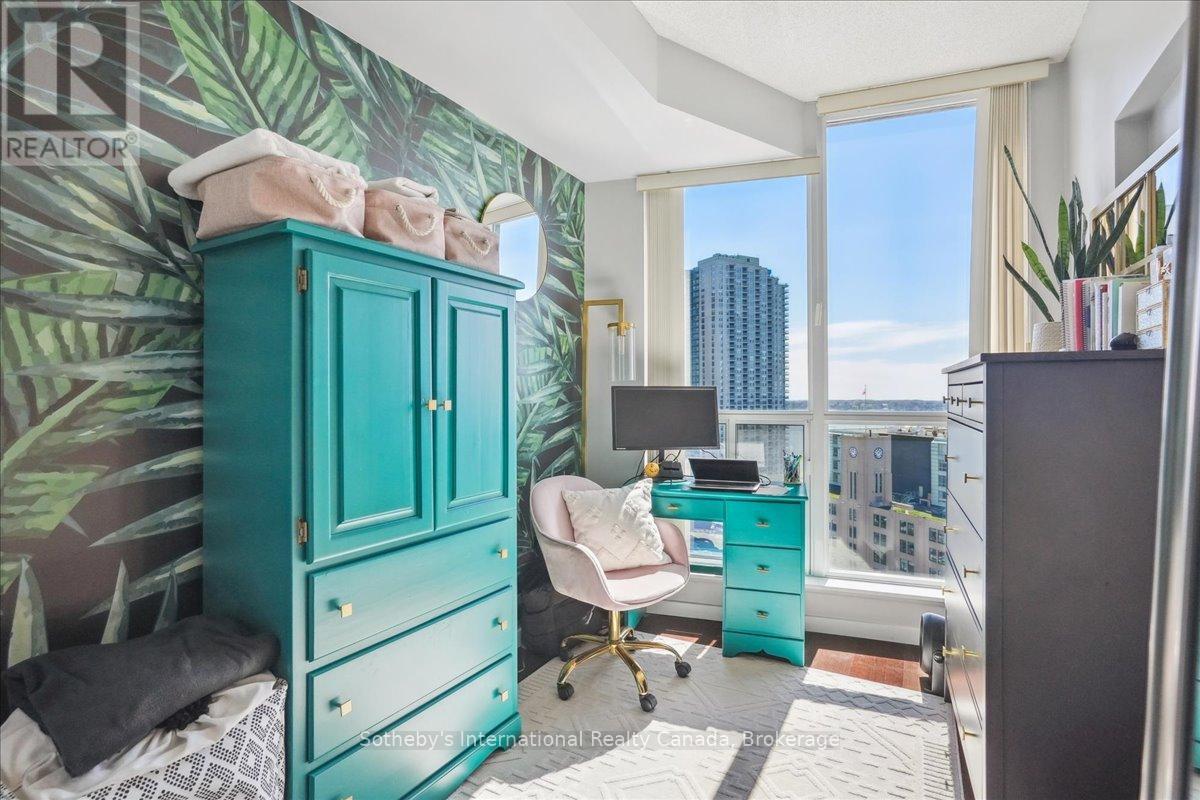 1804 - 218 QUEENS QUAY W