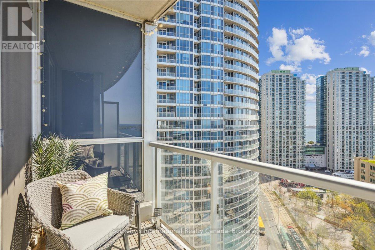 1804 - 218 QUEENS QUAY W