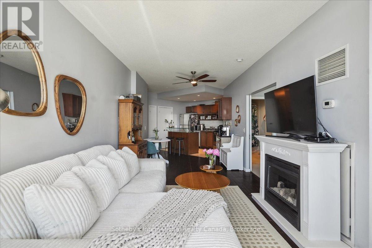 1804 - 218 QUEENS QUAY W