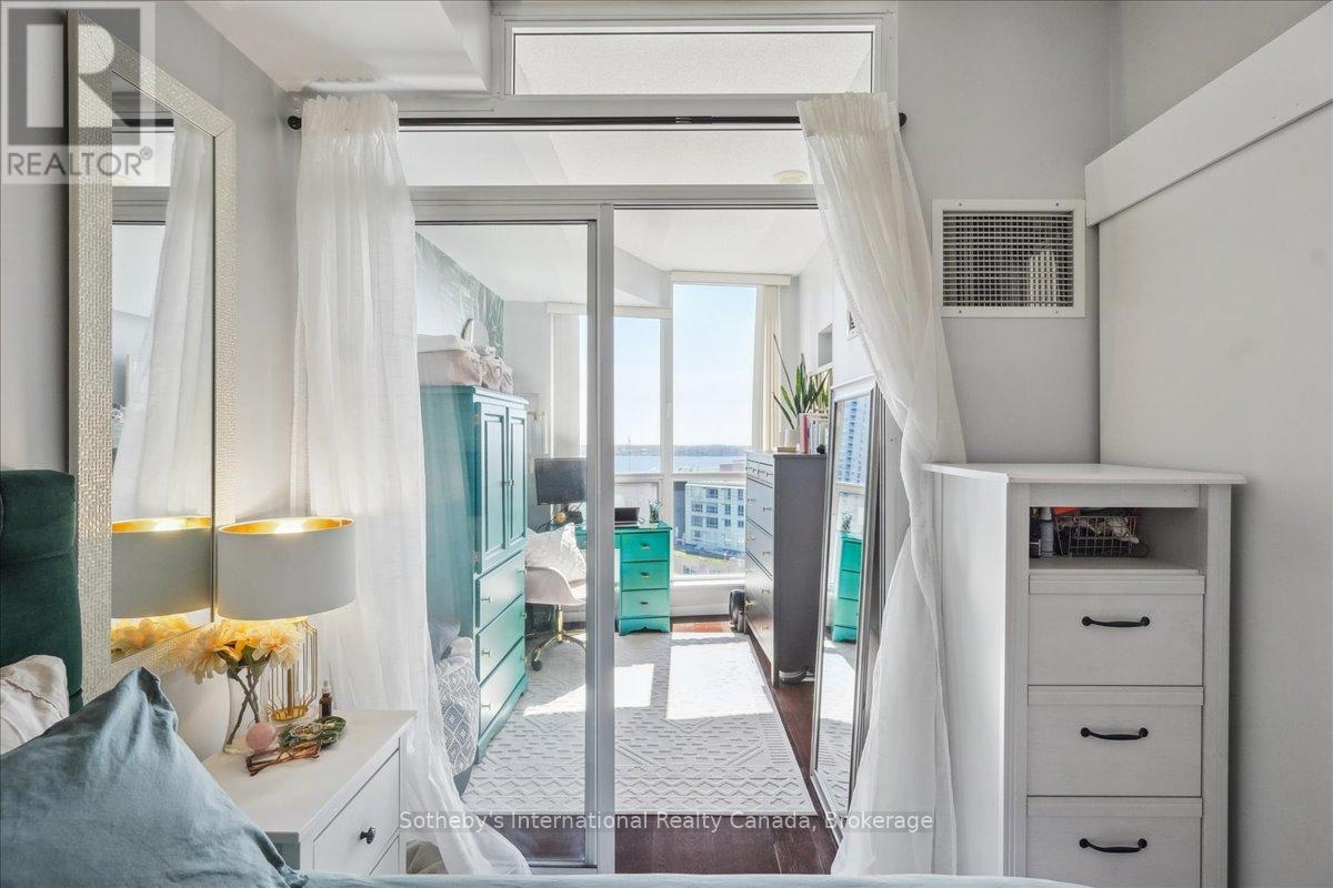 1804 - 218 QUEENS QUAY W