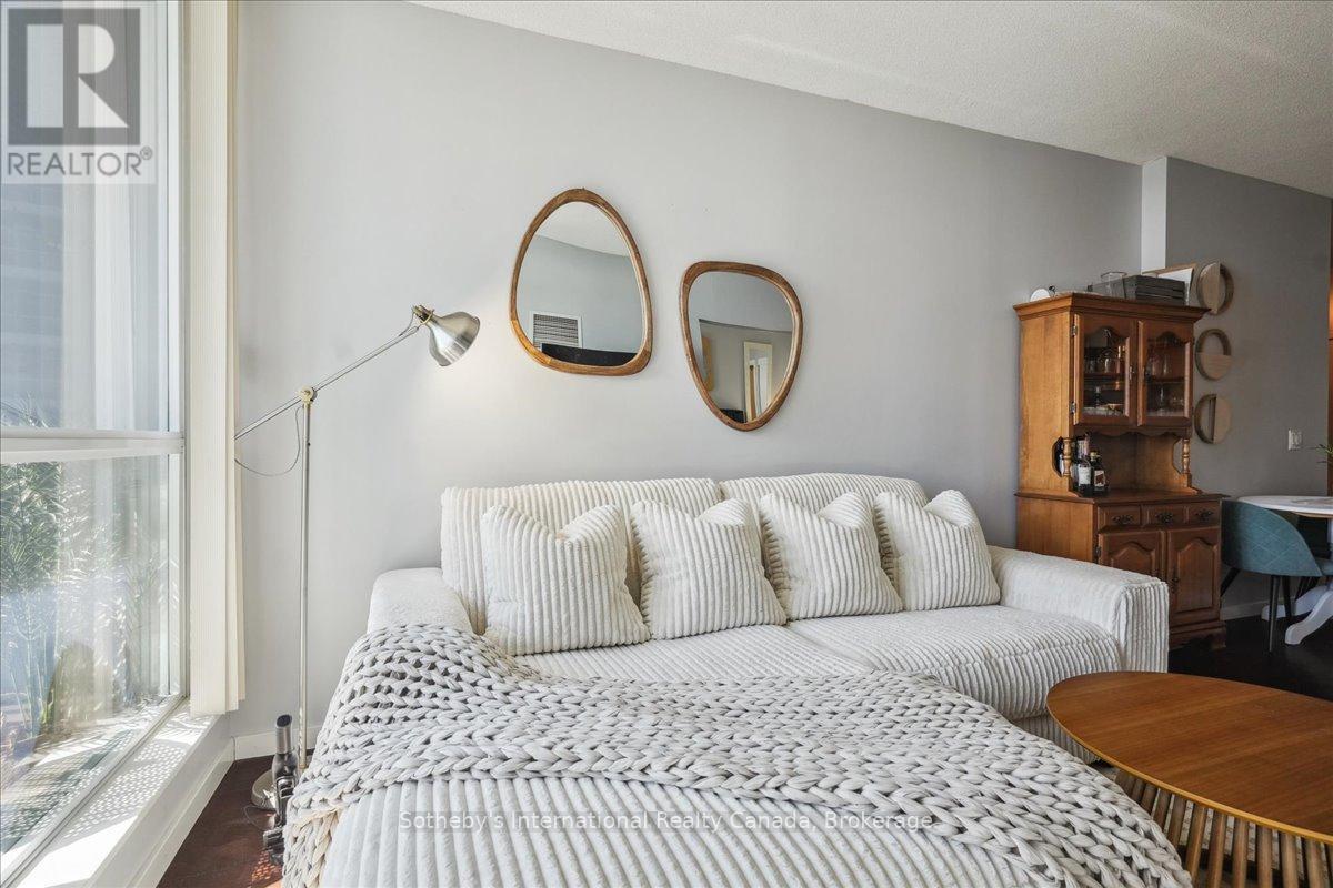 1804 - 218 QUEENS QUAY W