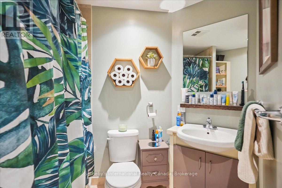 1804 - 218 QUEENS QUAY W