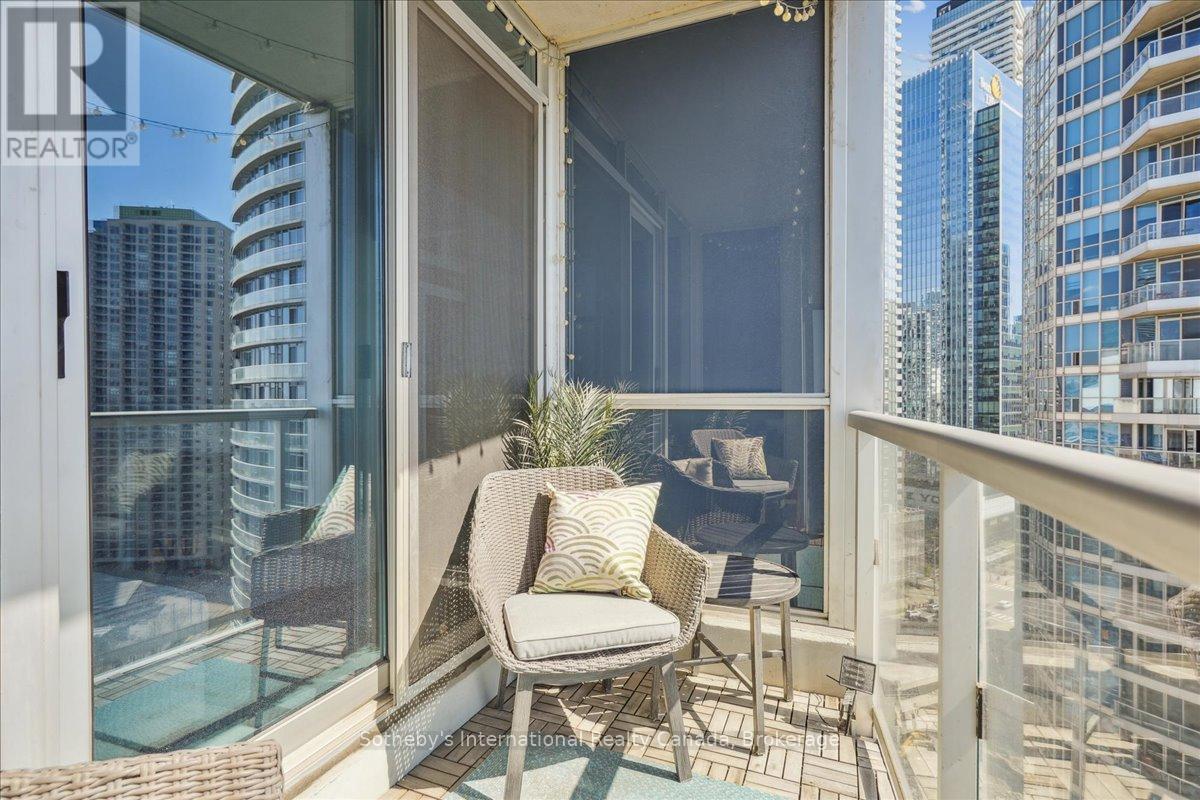 1804 - 218 QUEENS QUAY W