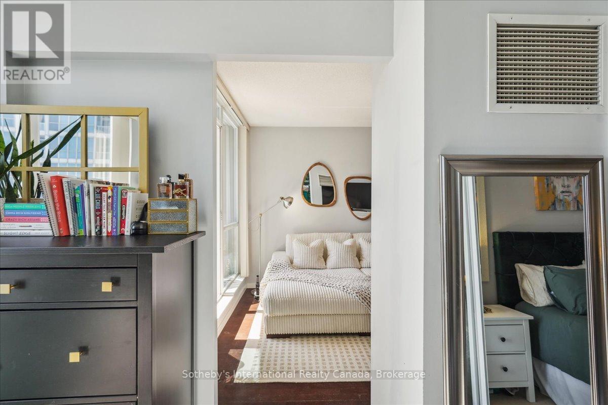 1804 - 218 QUEENS QUAY W