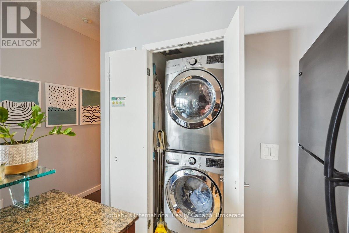 1804 - 218 QUEENS QUAY W