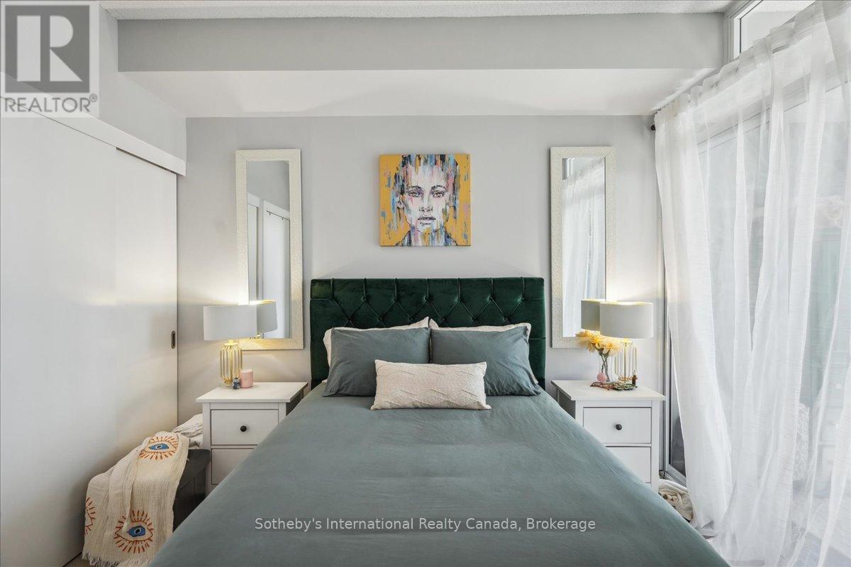 1804 - 218 QUEENS QUAY W