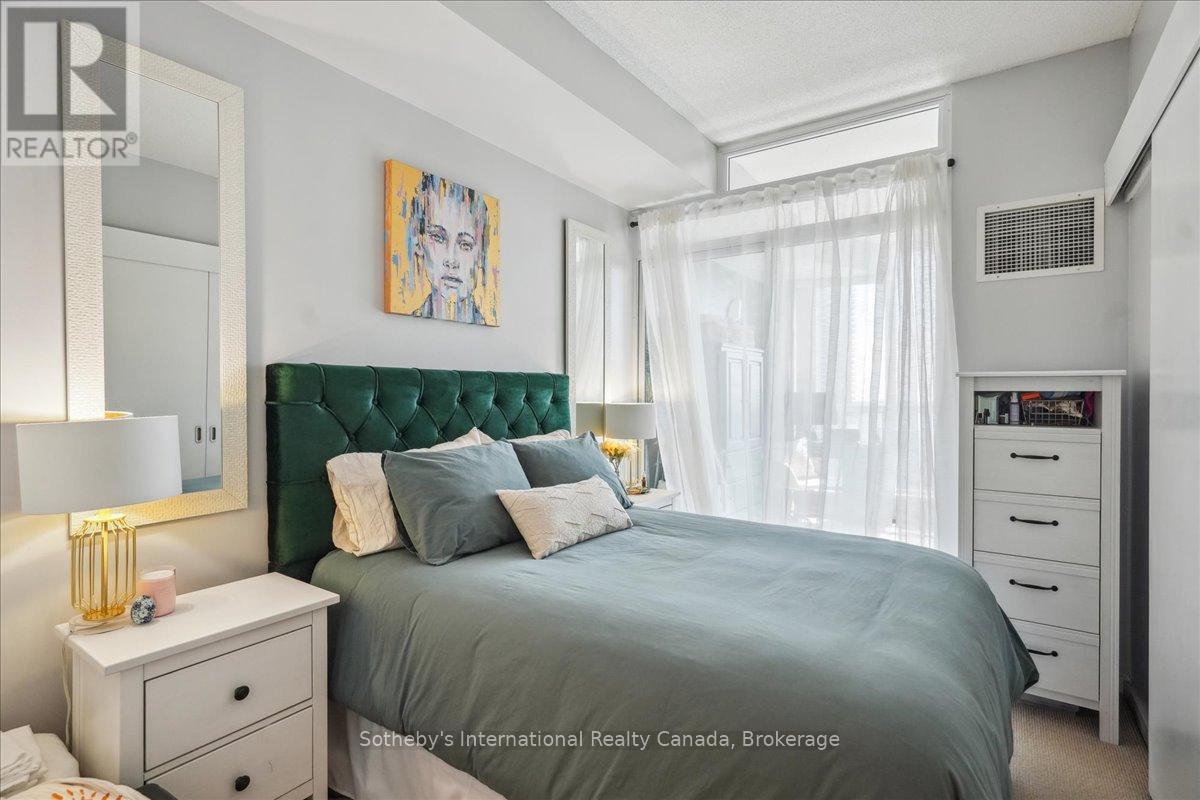 1804 - 218 QUEENS QUAY W