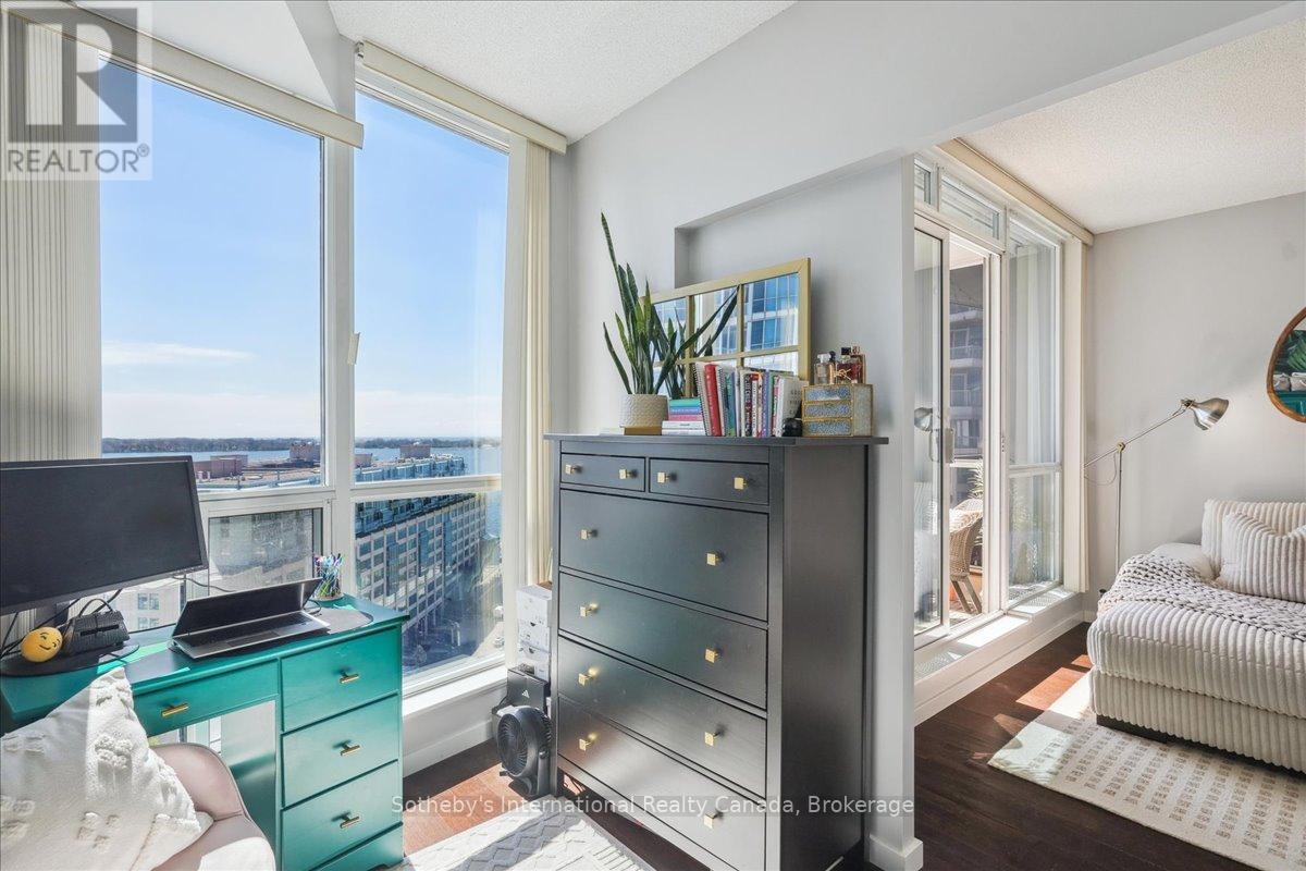 1804 - 218 QUEENS QUAY W