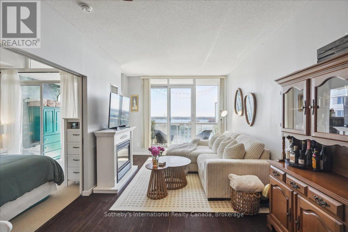 1804 - 218 QUEENS QUAY W