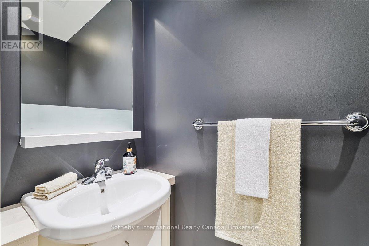 1804 - 218 QUEENS QUAY W