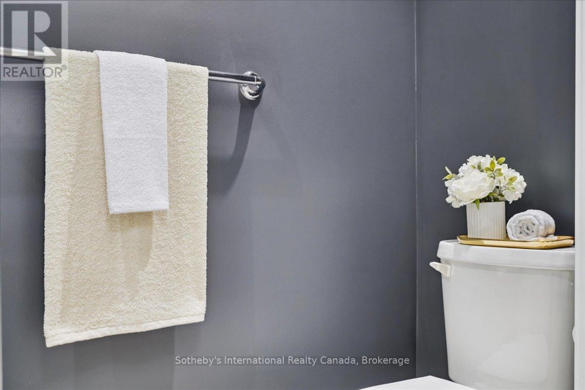 1804 - 218 QUEENS QUAY W