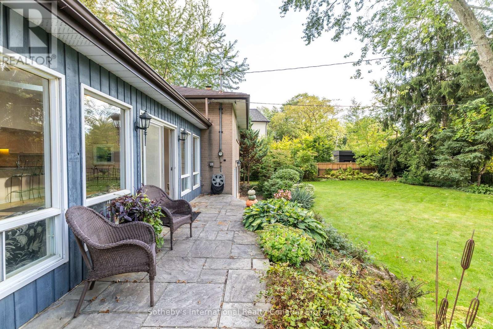 98 SELGROVE CRESCENT