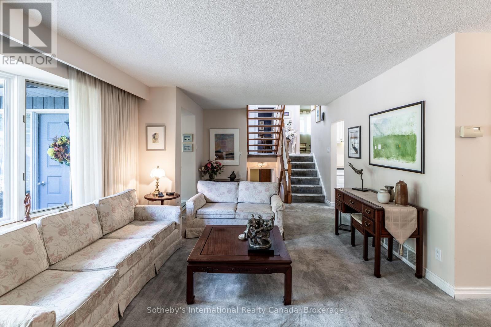 98 SELGROVE CRESCENT