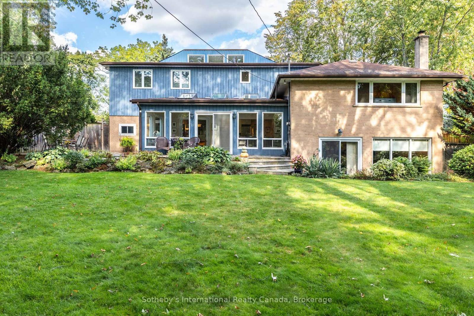 98 SELGROVE CRESCENT