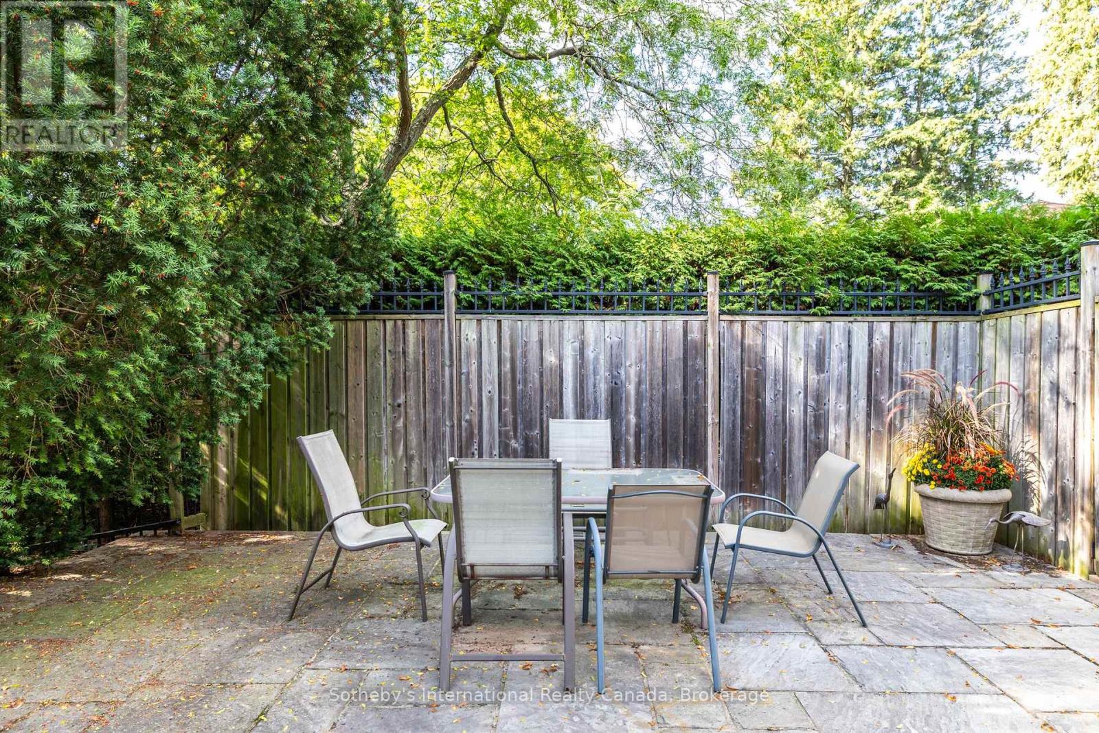 98 SELGROVE CRESCENT