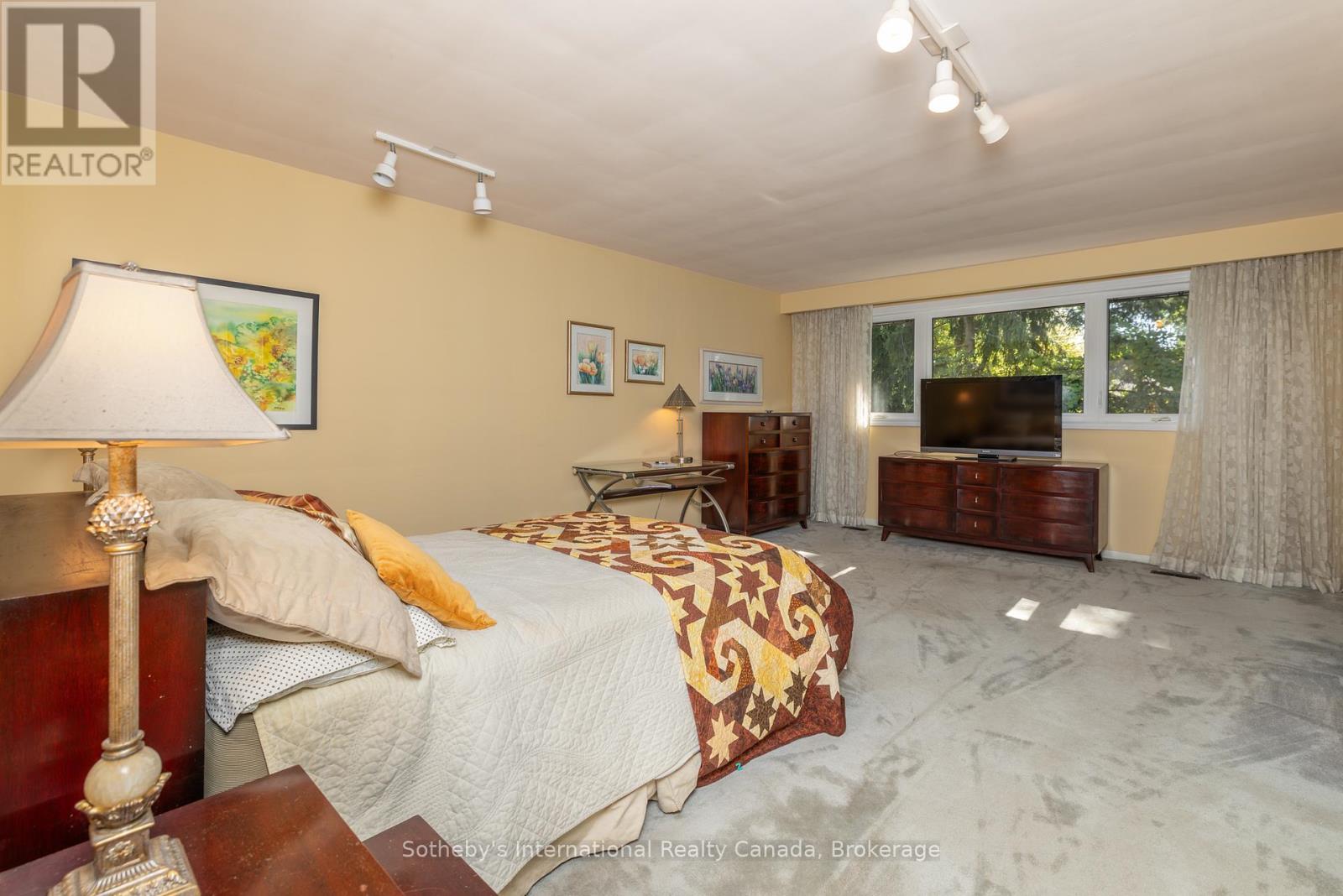 98 SELGROVE CRESCENT