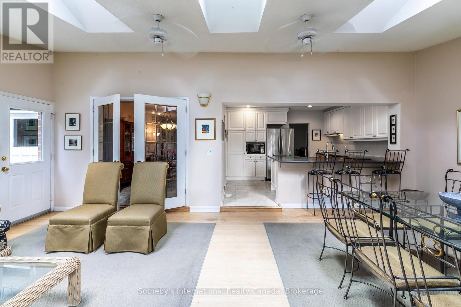 98 SELGROVE CRESCENT