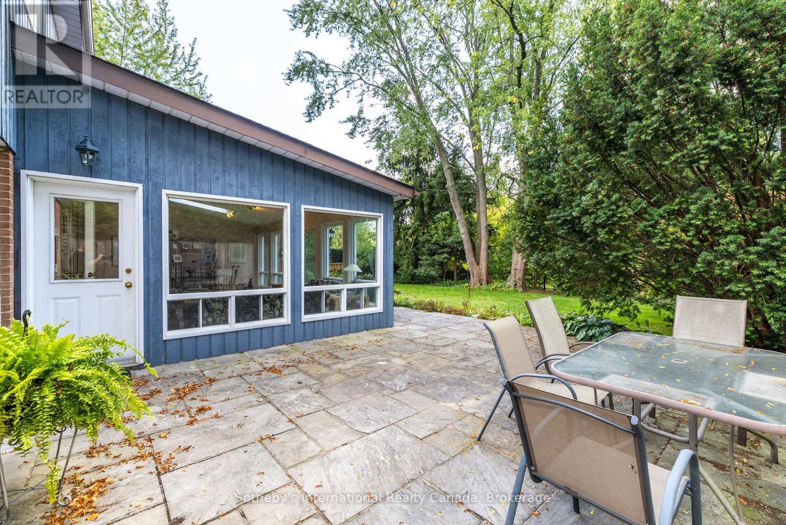 98 SELGROVE CRESCENT