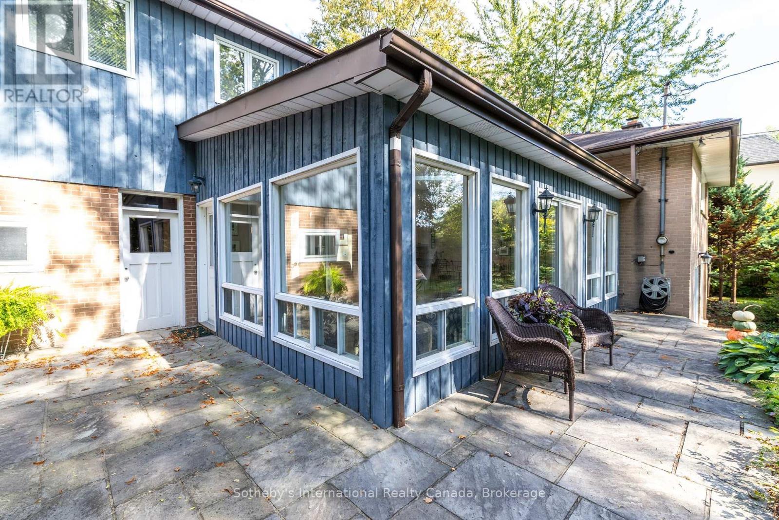 98 SELGROVE CRESCENT