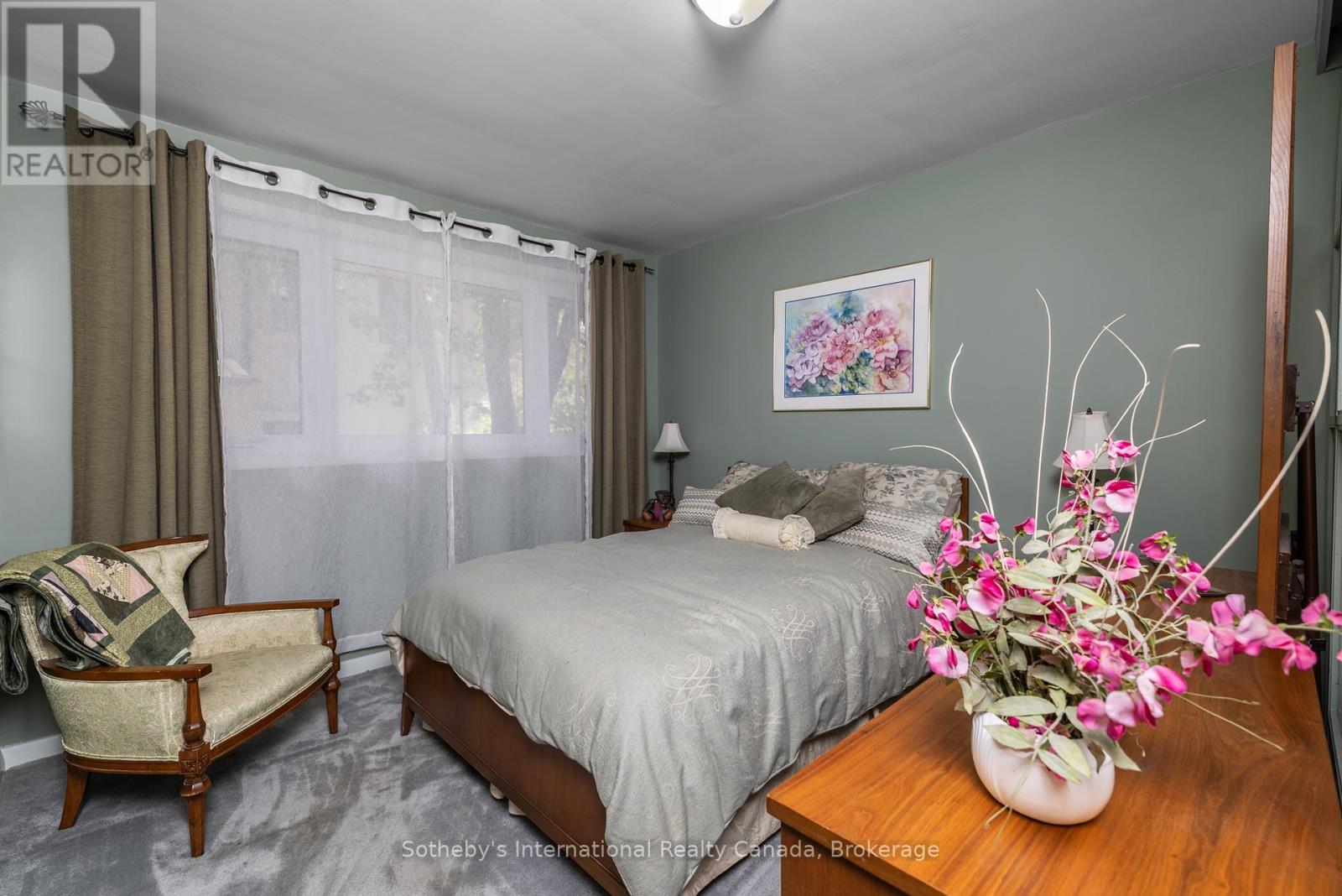 98 SELGROVE CRESCENT