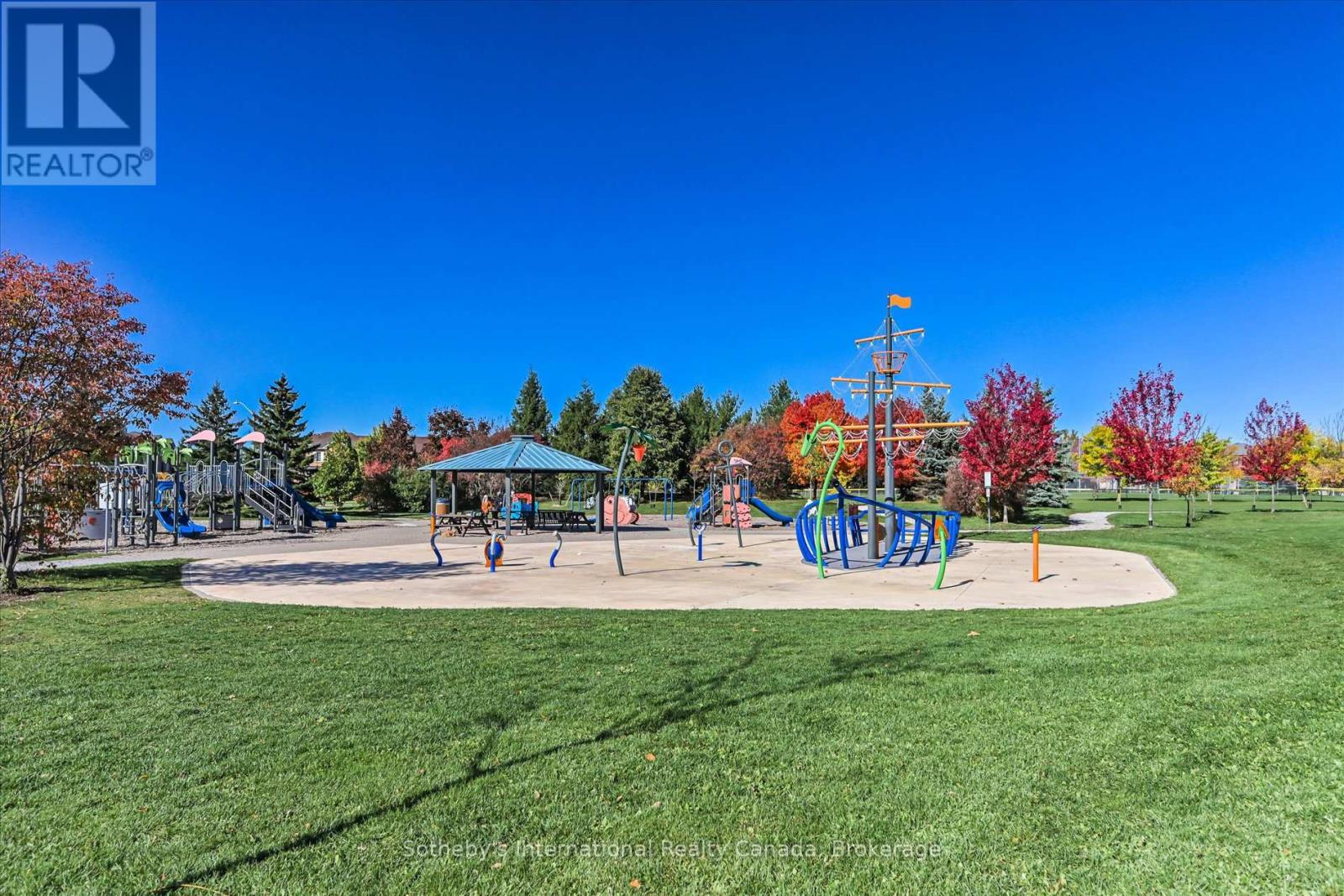 21 - 300 RAVINEVIEW WAY