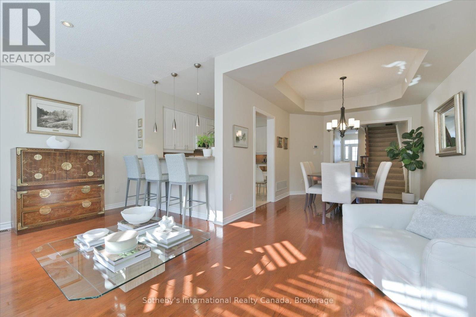 21 - 300 RAVINEVIEW WAY