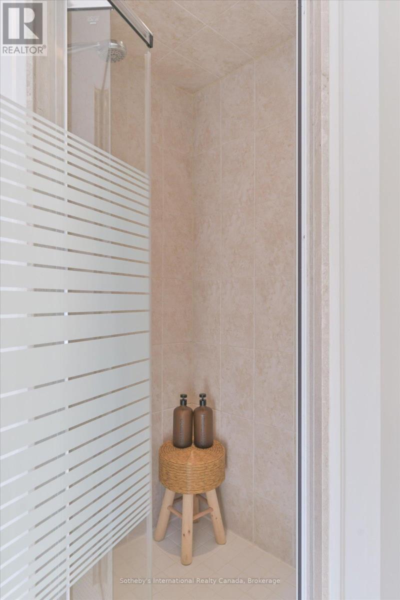 21 - 300 RAVINEVIEW WAY