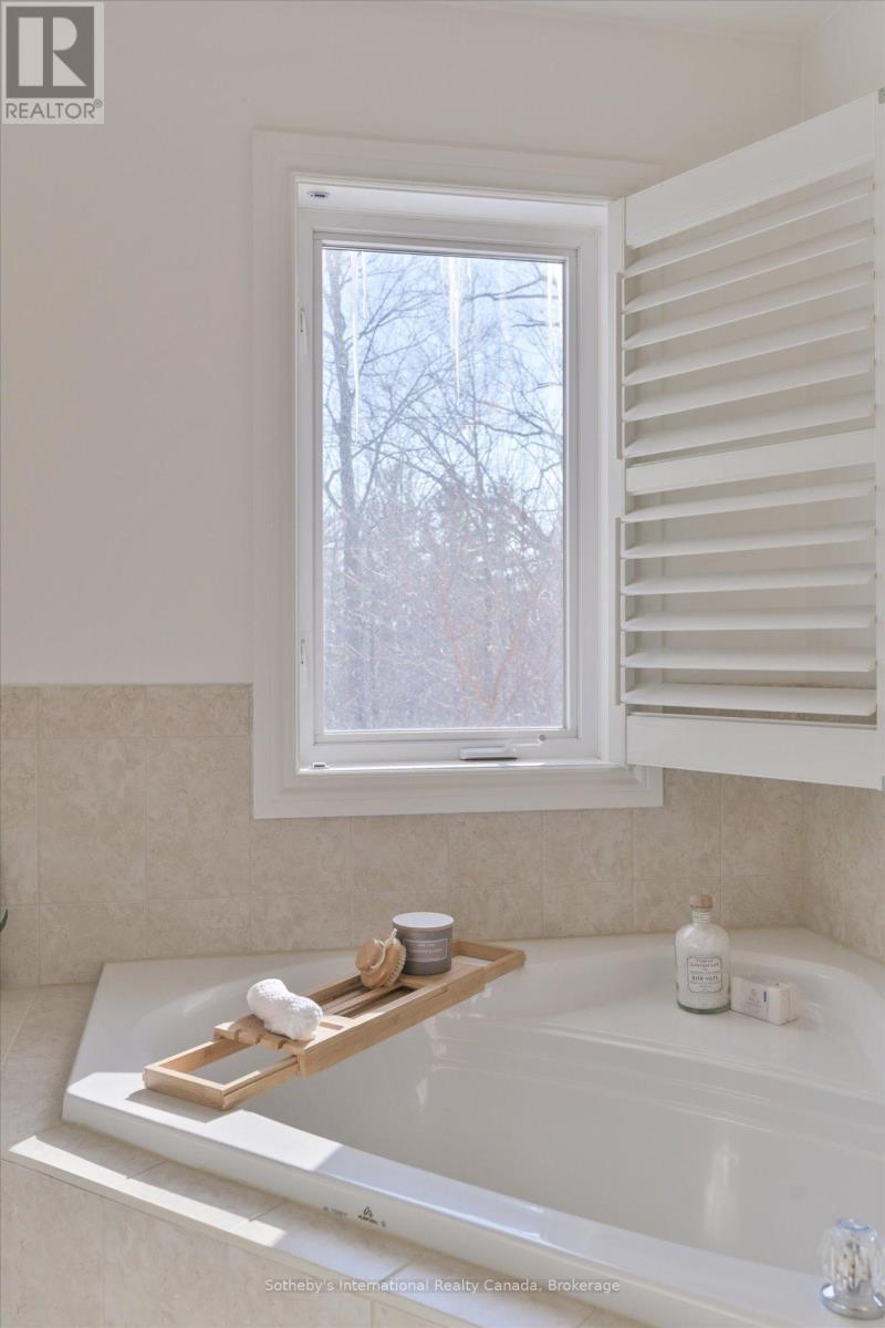 21 - 300 RAVINEVIEW WAY