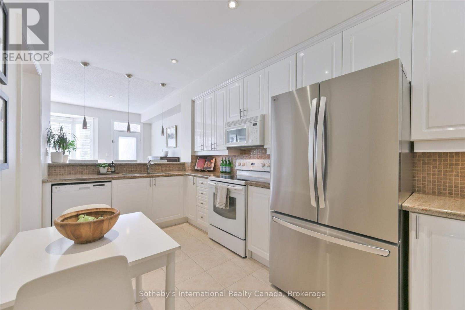 21 - 300 RAVINEVIEW WAY