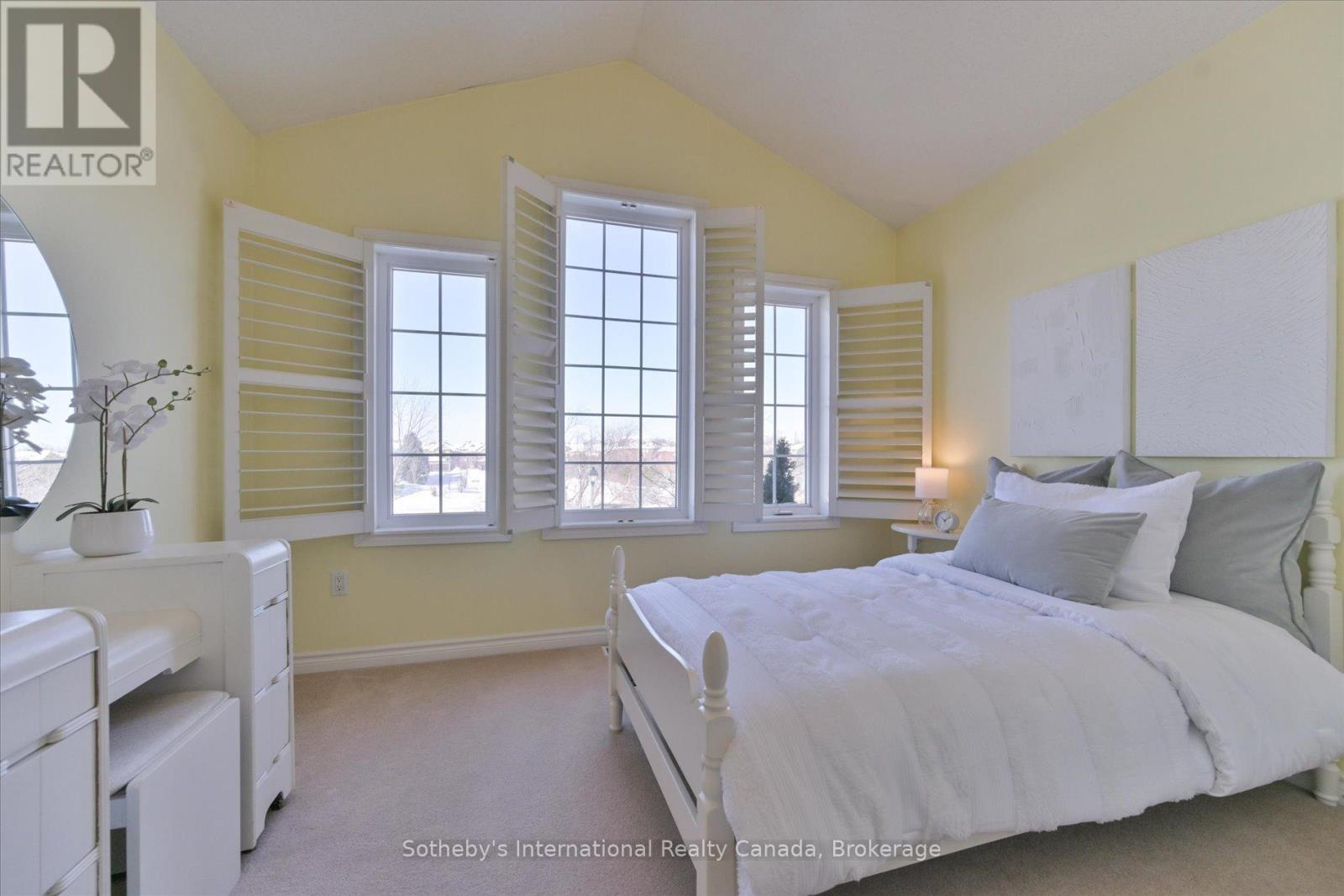 21 - 300 RAVINEVIEW WAY