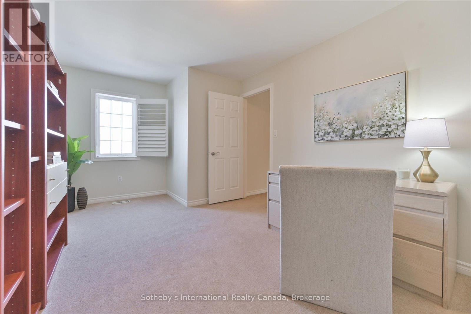 21 - 300 RAVINEVIEW WAY