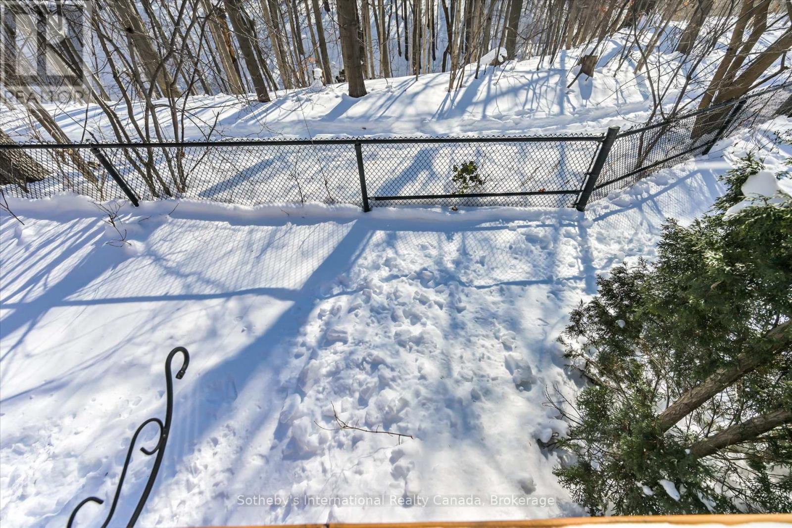 21 - 300 RAVINEVIEW WAY