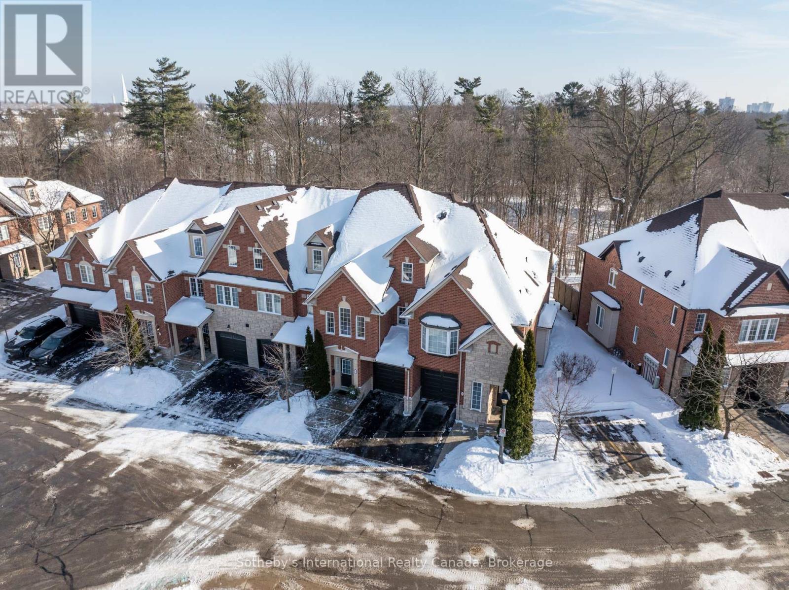 21 - 300 RAVINEVIEW WAY