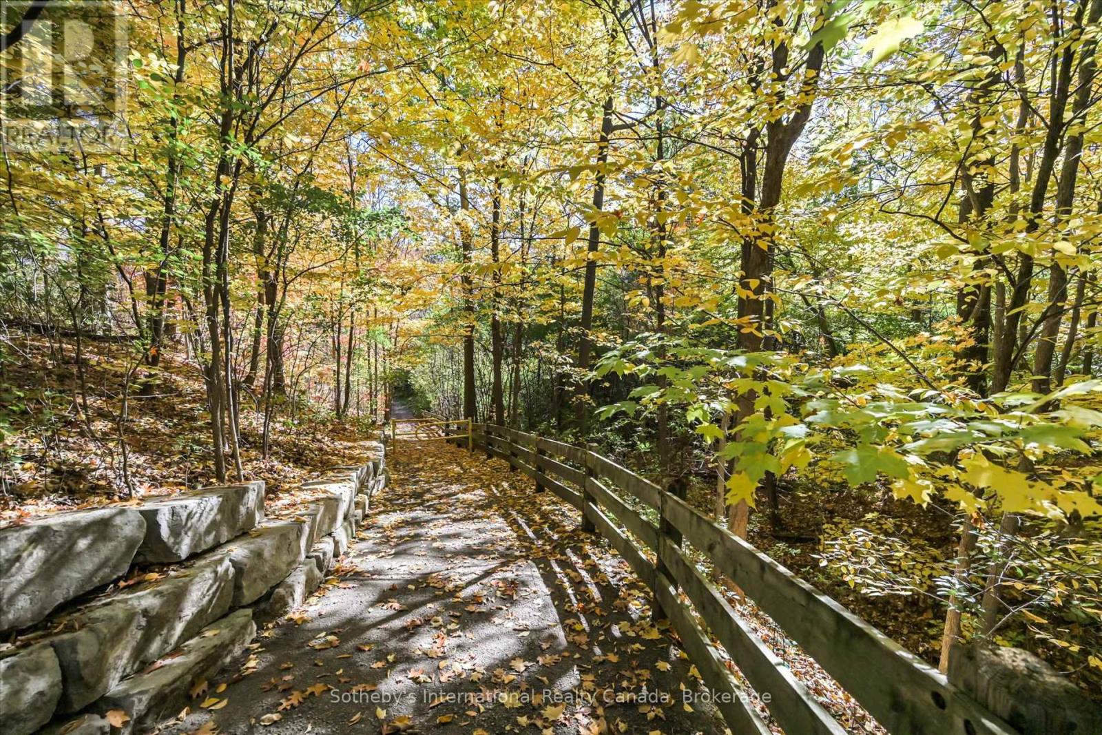 21 - 300 RAVINEVIEW WAY