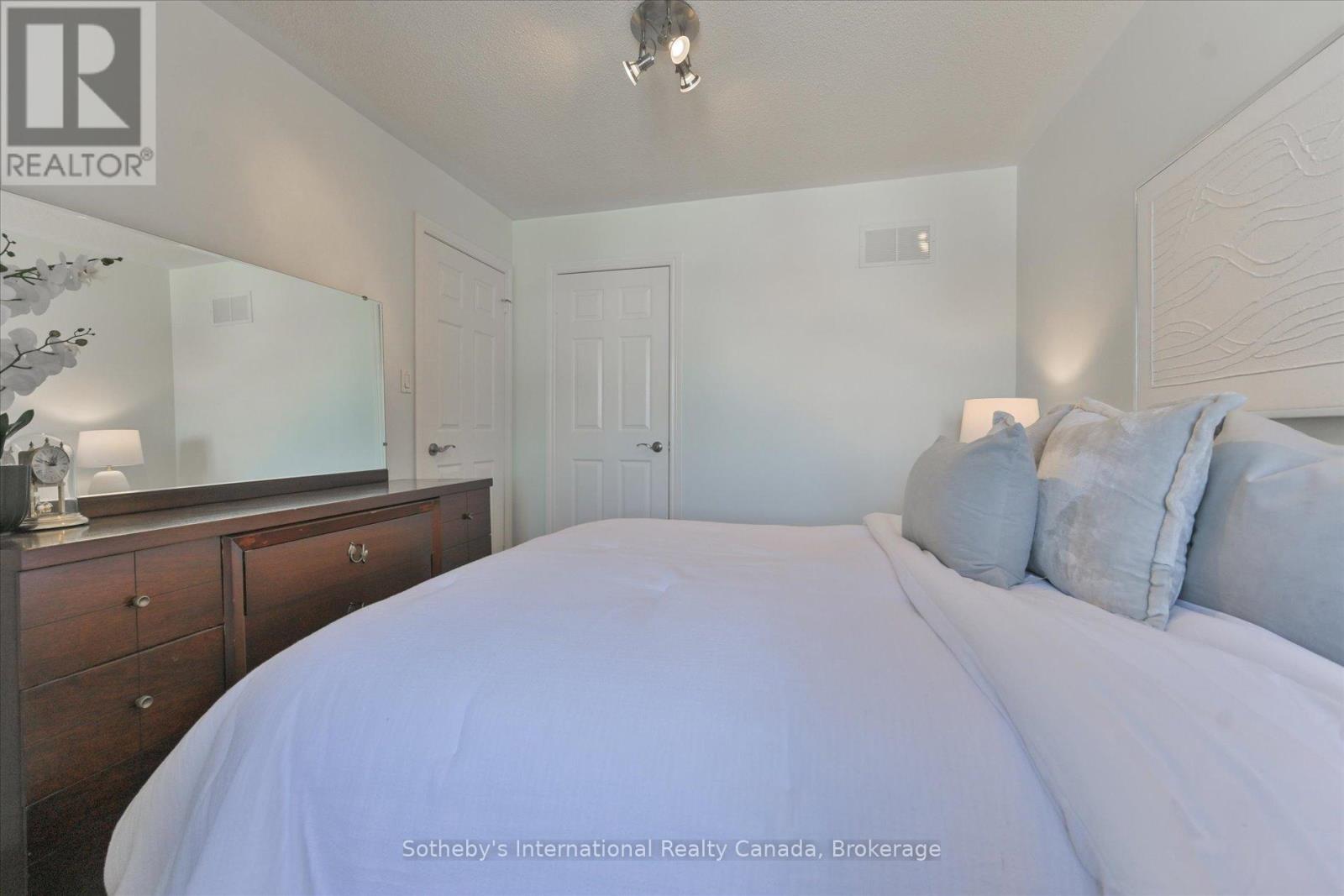 21 - 300 RAVINEVIEW WAY