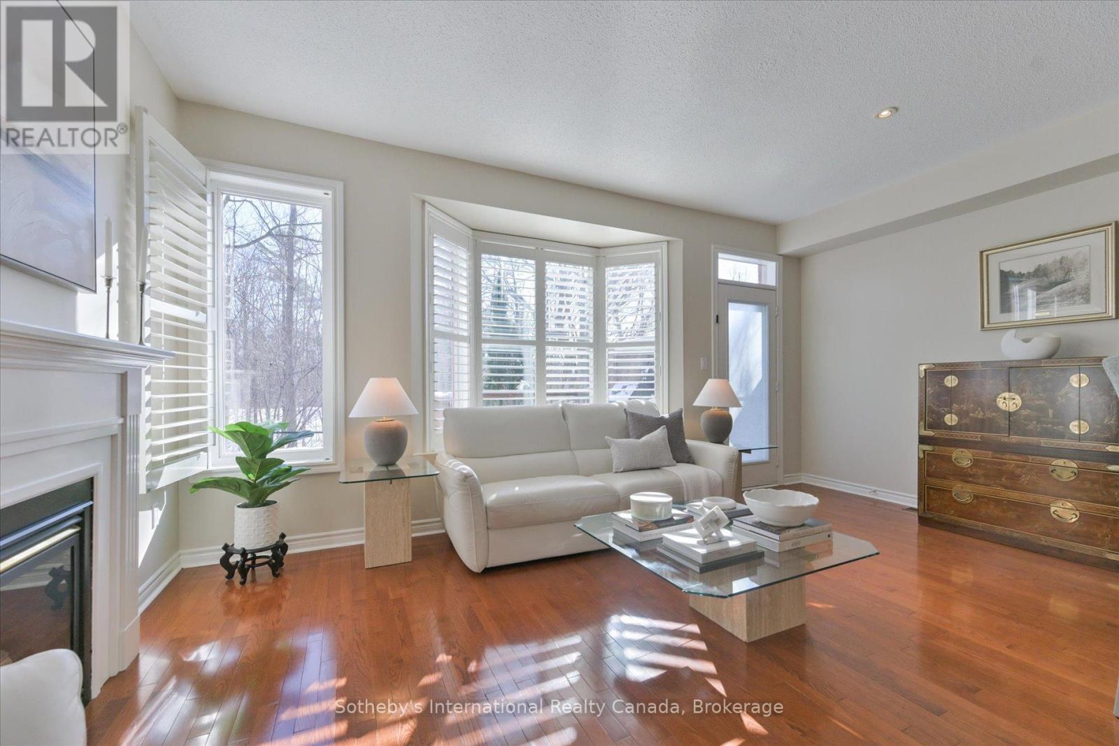 21 - 300 RAVINEVIEW WAY