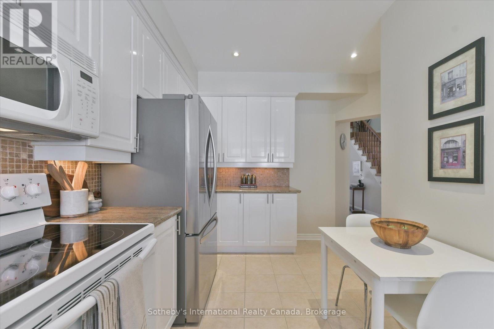 21 - 300 RAVINEVIEW WAY