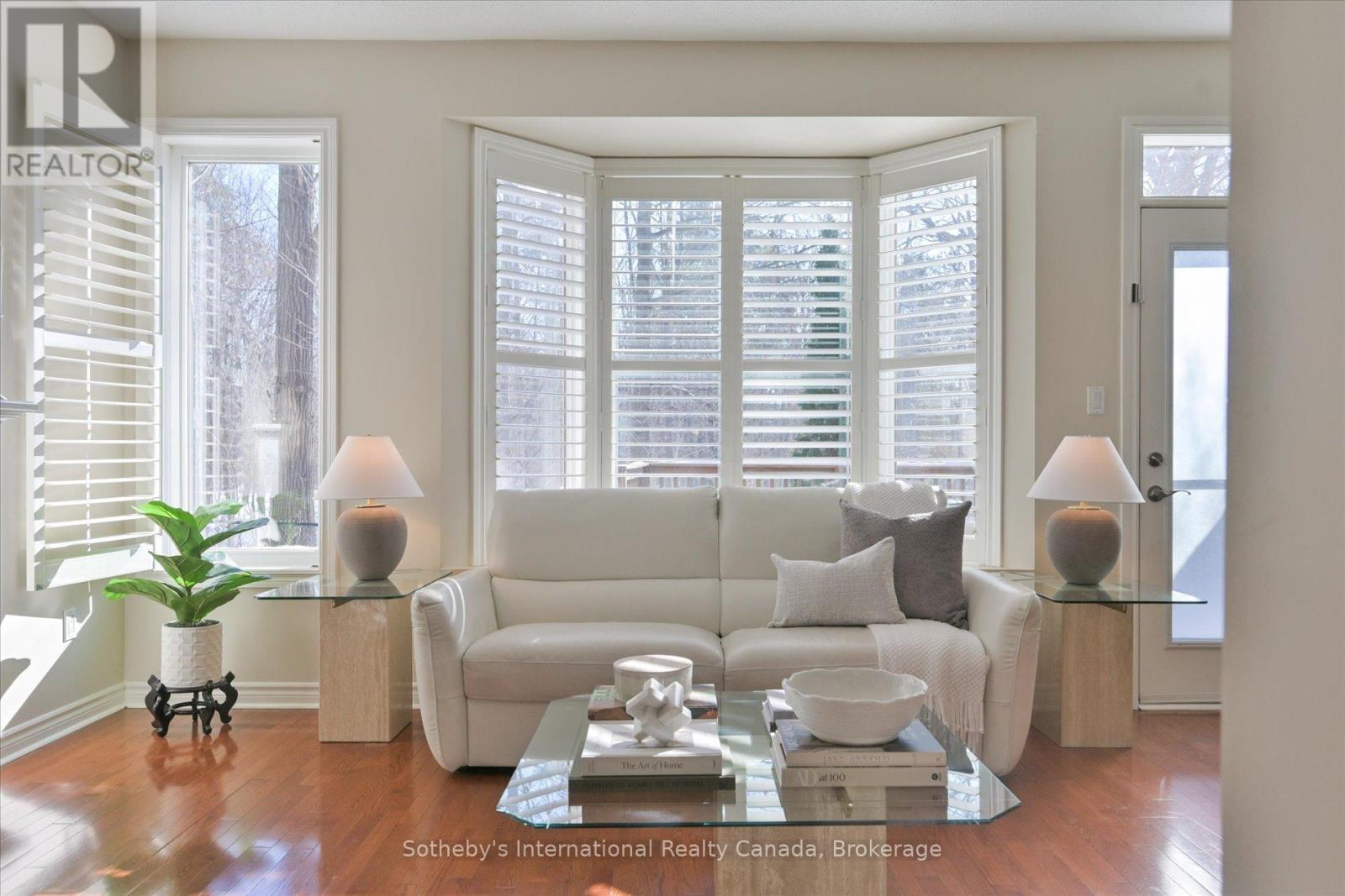 21 - 300 RAVINEVIEW WAY