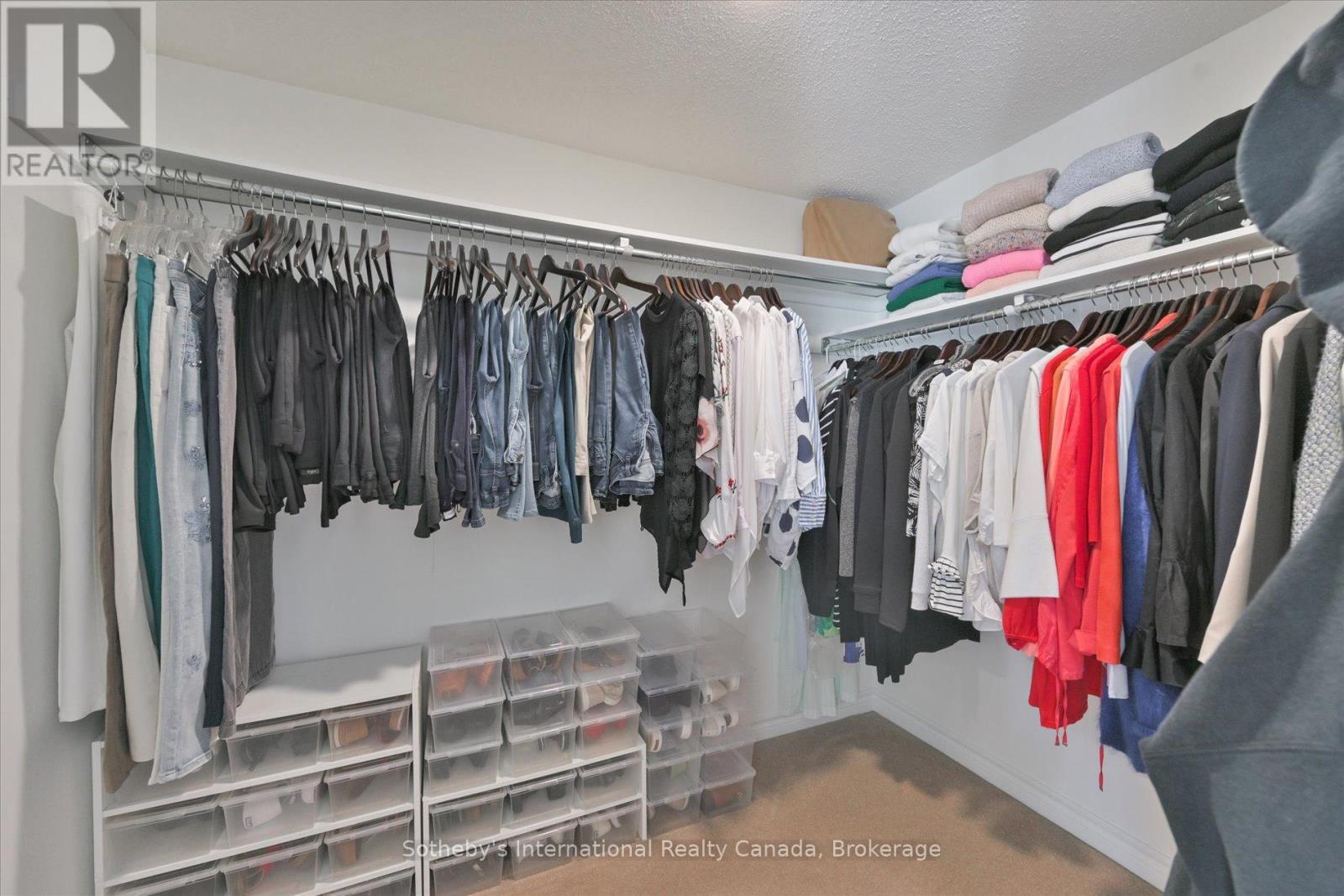 21 - 300 RAVINEVIEW WAY