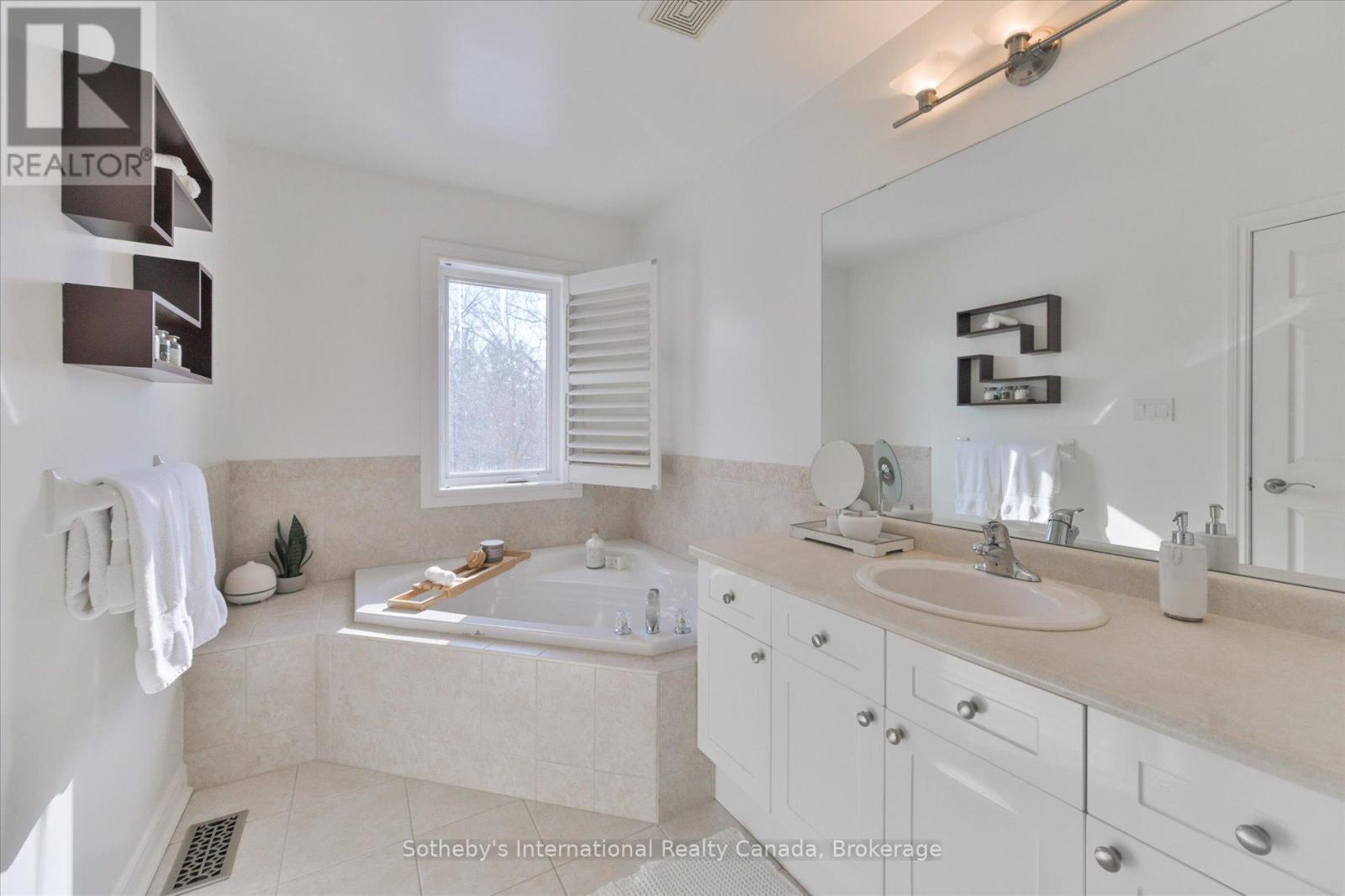 21 - 300 RAVINEVIEW WAY